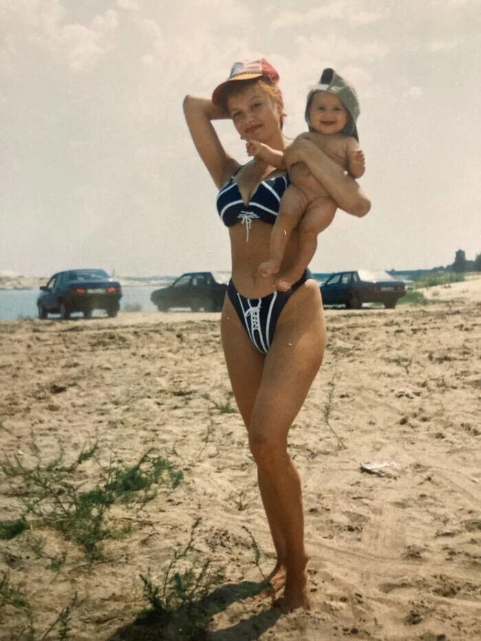 Молодая мама с дочкой  на пляже, 1996 год