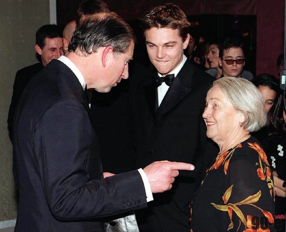 Леонардо Ди Каприо знакомит свою бабушку Елену Степановну с принцем Чарльзом, Лондон, 1998 год.