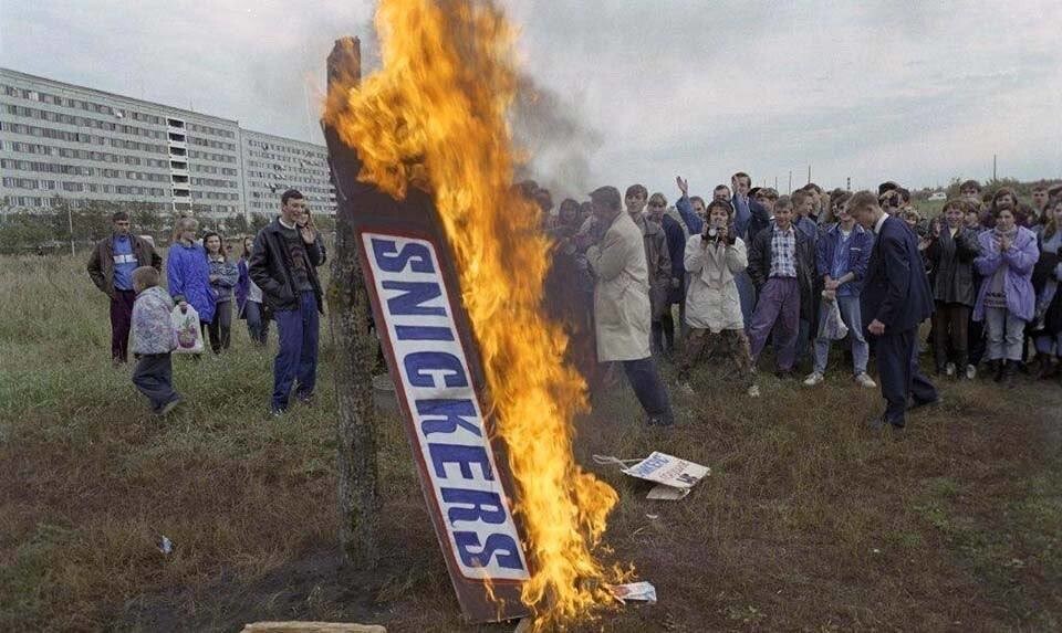 Сжигание макета шоколадного батончика "Сникерс" в протест обилию импортных товаров в магазинах Кемерово, 1995 год