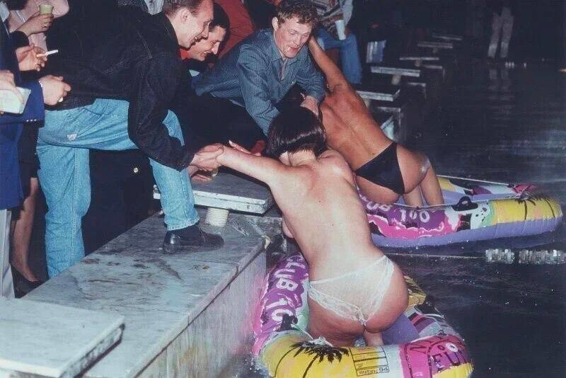 Развлечения в бассейне, 90-е