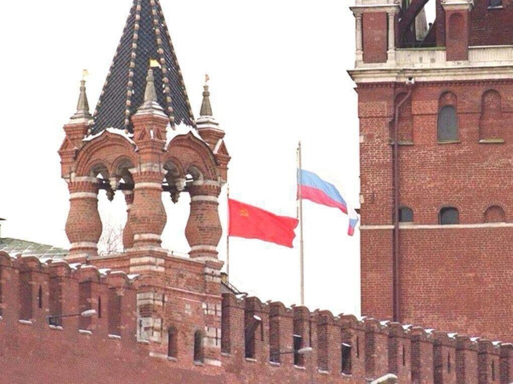 Над кремлём спускают флаг Советского союза и поднимают флаг России, 25 декабря 1991 года