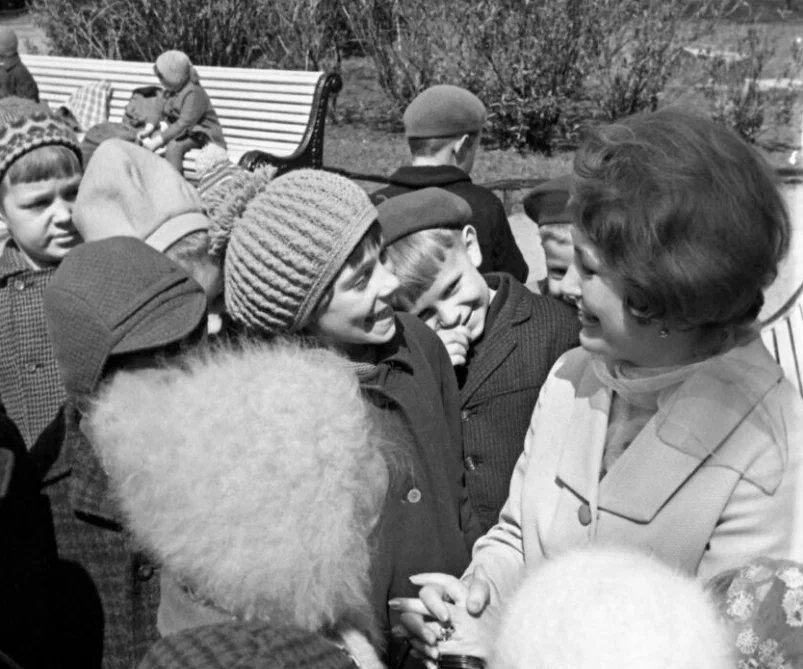 Людмила Хитяева с юными зрителями на улицах Ленинграда, 1968 год