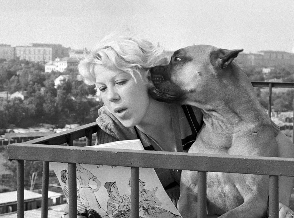 Тамара Носова с питомцем на балконе, 1963 год