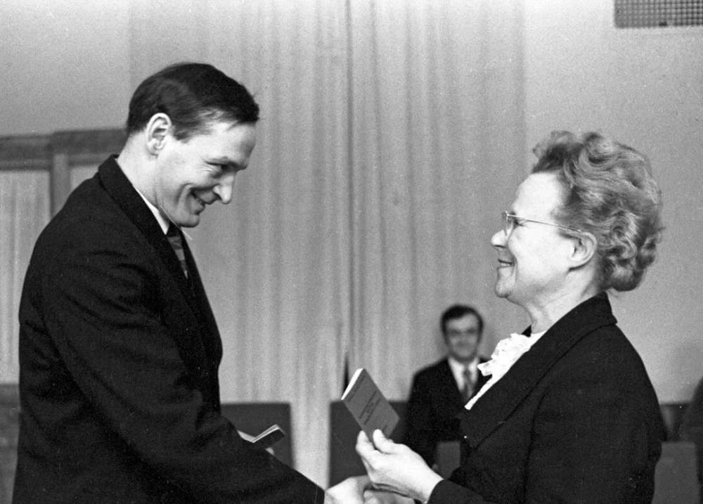 Секретарь Киевского горкома партии  Л. Тихонова вручает партийный билет Василию Лановому, 1973 год