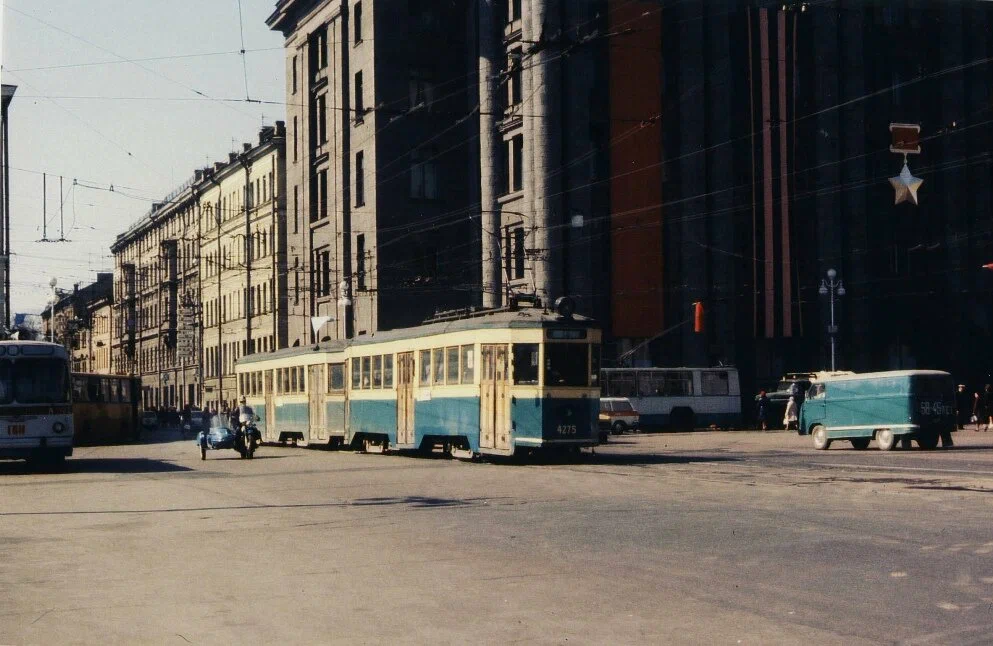 Один из последних трамваев ЛМ-33 на площади Ленина.