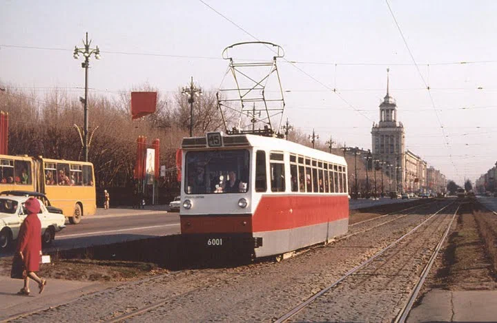 Самый первый (и поэтому уникальный) вагон ЛМ-68 на Московском проспекте.