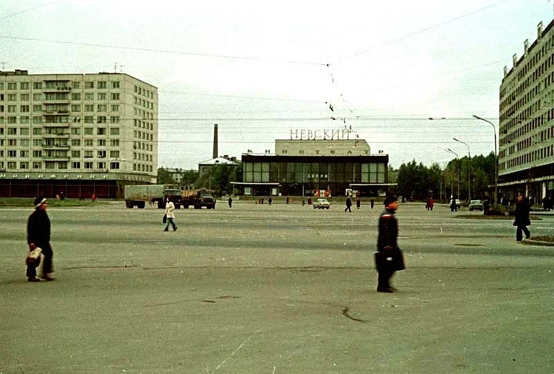 Народная улица и здание кинотеатра "Невский", ныне полностью перестроенное под торговый комплекс.