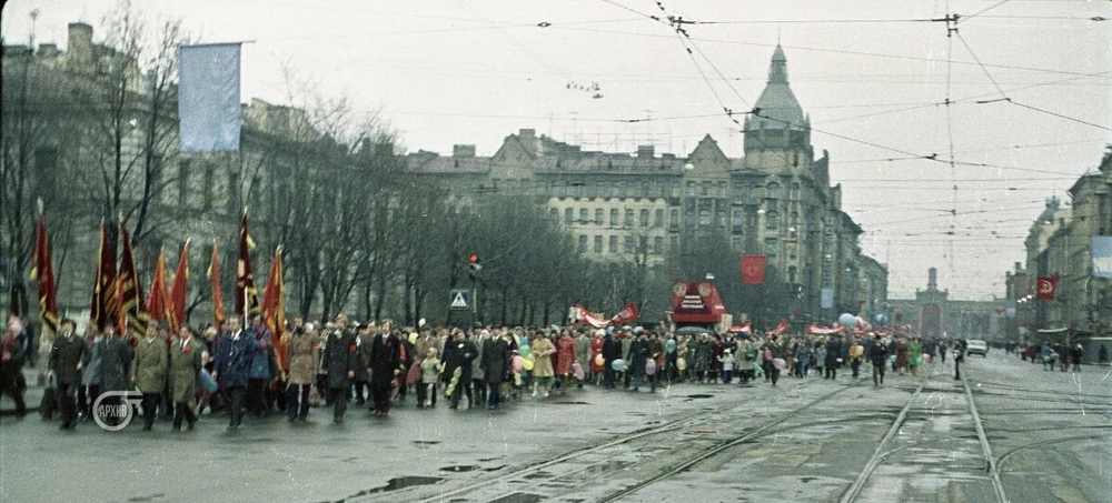 Первомайская демонстрация на Измайловском проспекте.