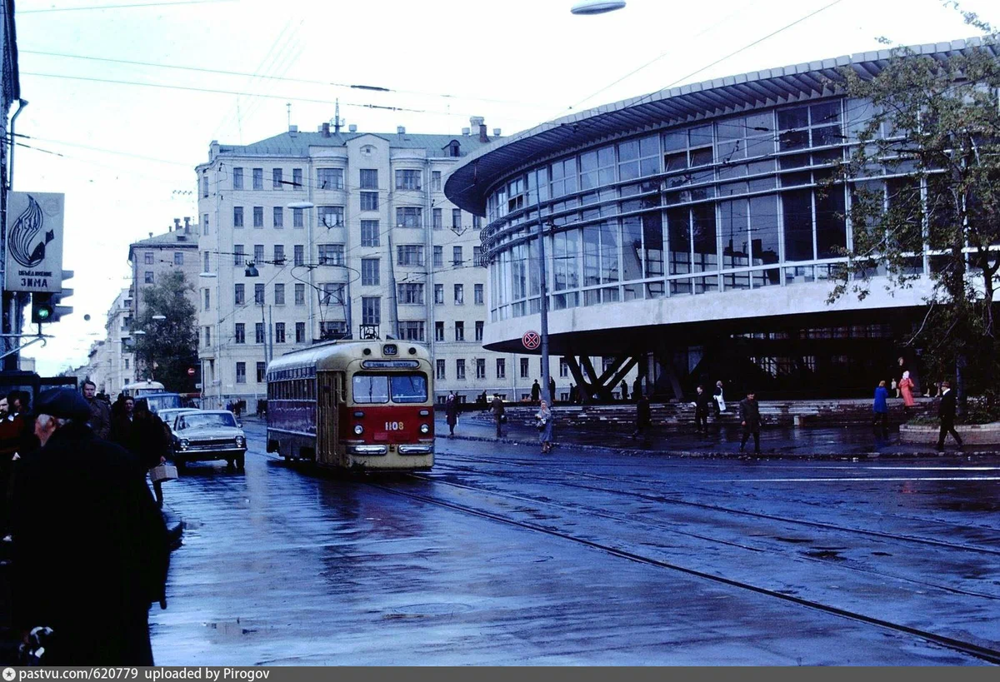 Трамвай 32 маршрута на фоне строящегося здания Басманного рынка.