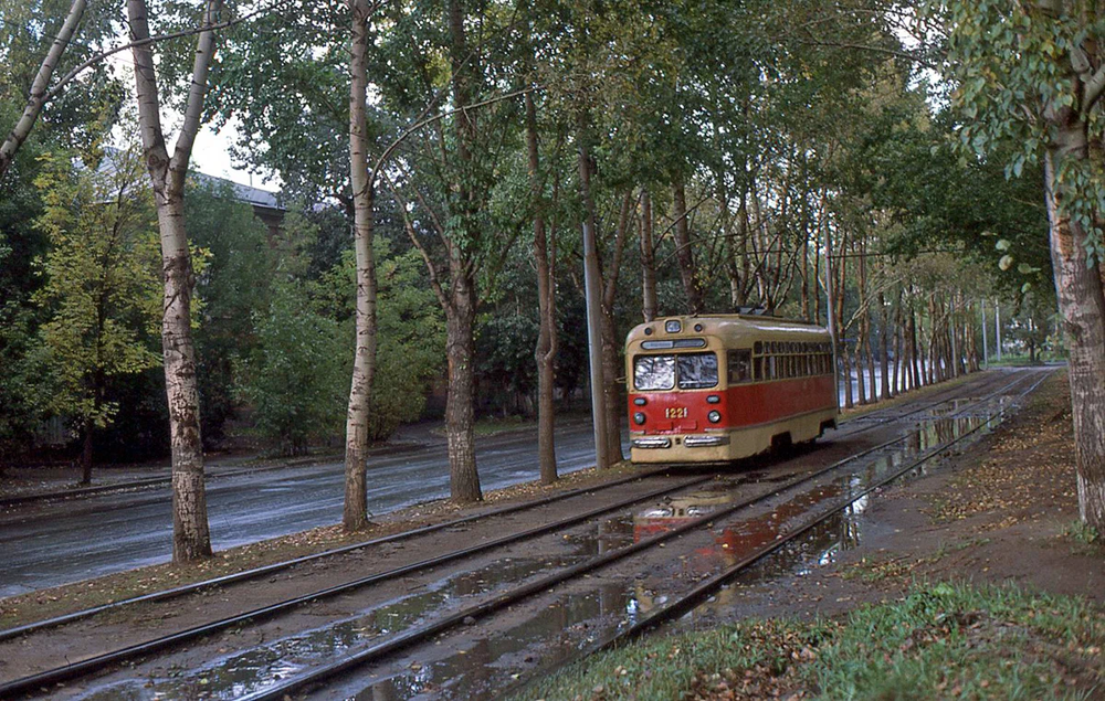 Трамвай МТВ-82 на 1-м Краснокурсантском проезде в Лефортово. Очень уютный снимок.