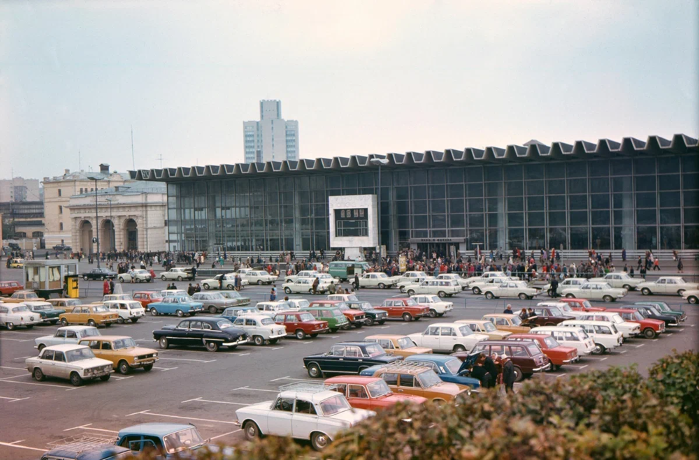 Многообразие оттенков советского автопрома на площади перед Курским вокзалом. Сейчас на месте парковки вырос ТЦ "Атриум".