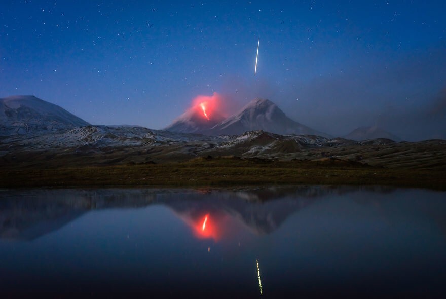 10. Фотограф запечатлел метеорит во время извержения вулкана