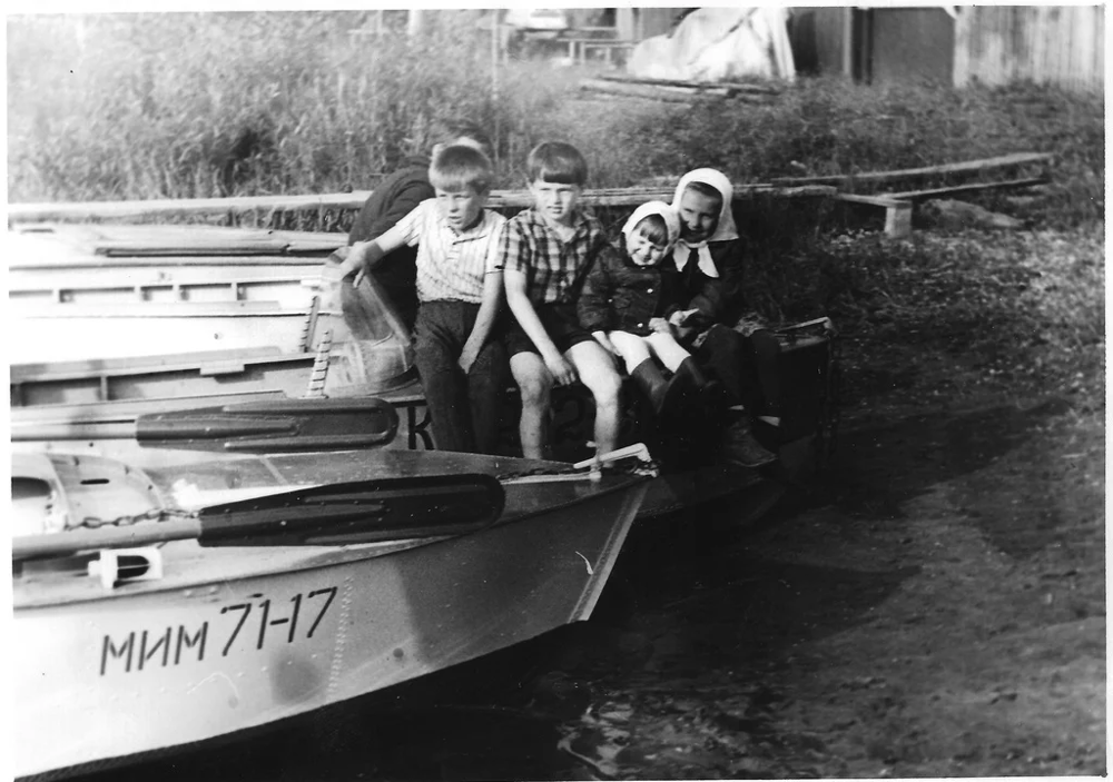 На лодке.  1975 - 1980 год, Калининская обл., дер. Берниково, из архива Дениса Тюленева.