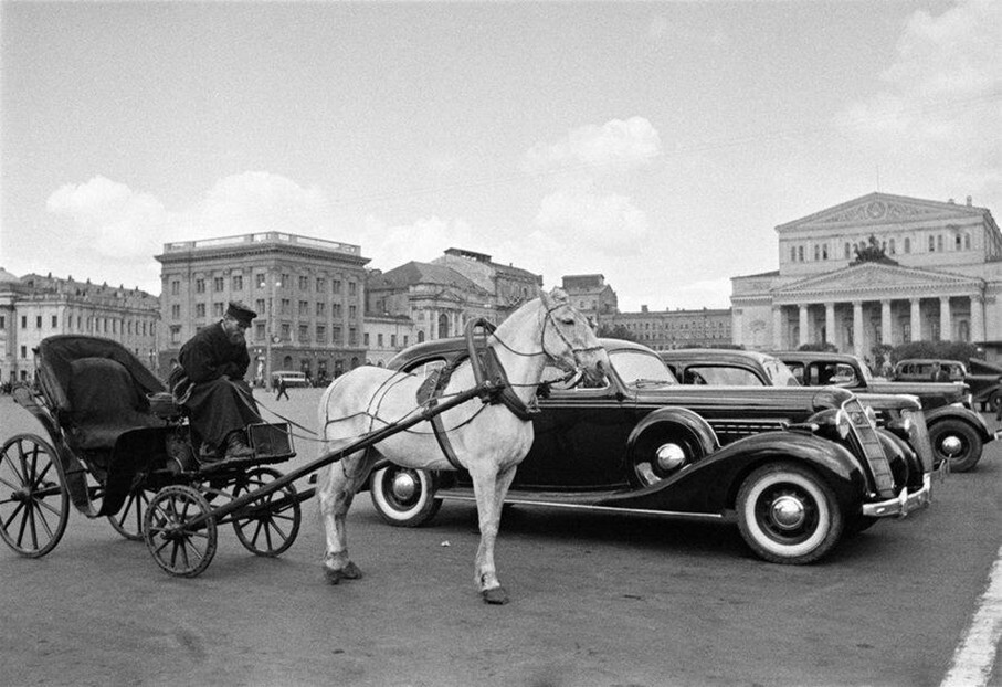 Стоянка такси у Большого театра. Москва, 1935 год