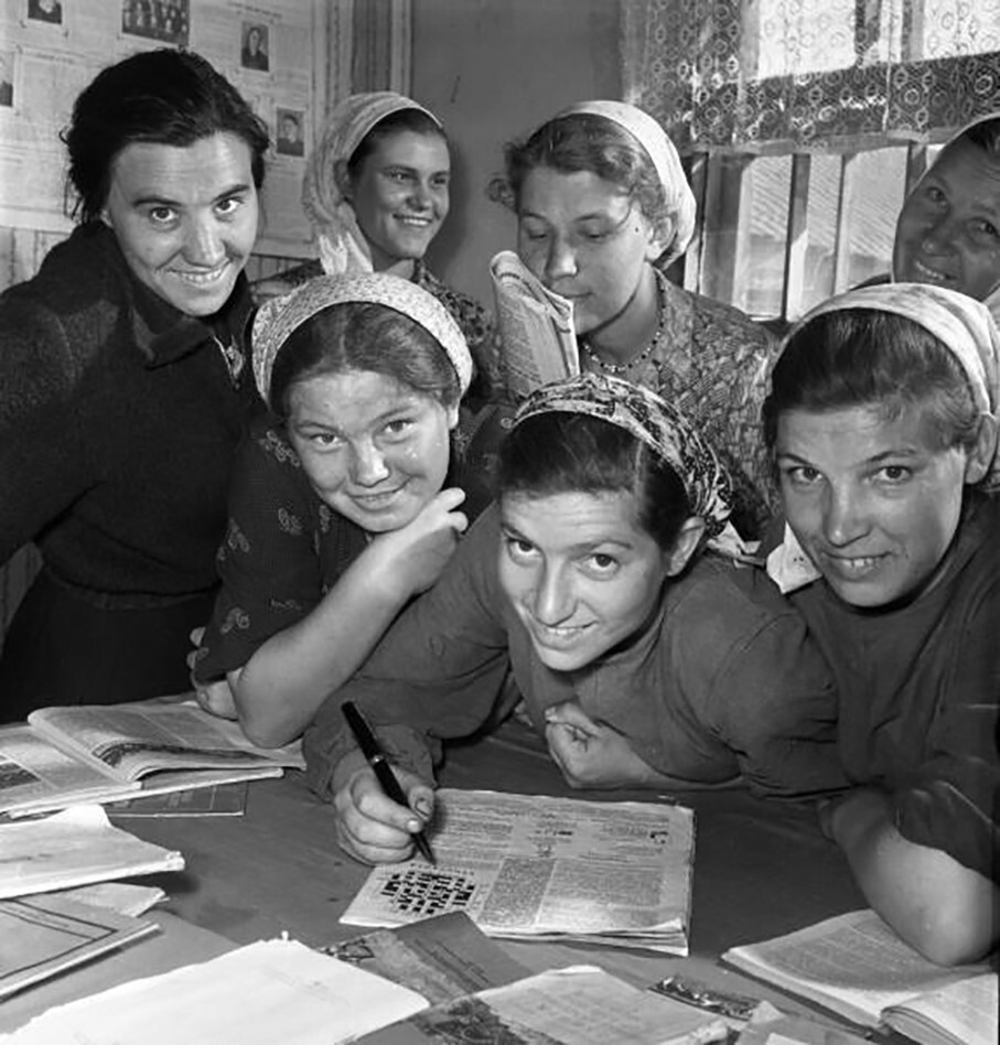 Доярки колхоза Коминтерн решают кроссворд, Тамбовская область, 1957 год