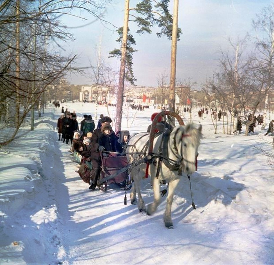 Сани. Зима в Свердловском ЦПКиО, 1976 год