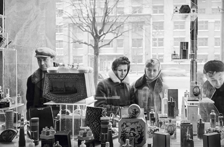 Витрина парфюмерного магазина "Москва" в Москве, 1960 год