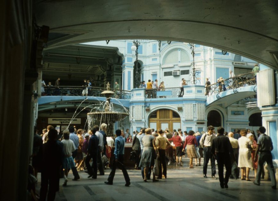 Покупатели в ГУМе. Москва, 1985 год