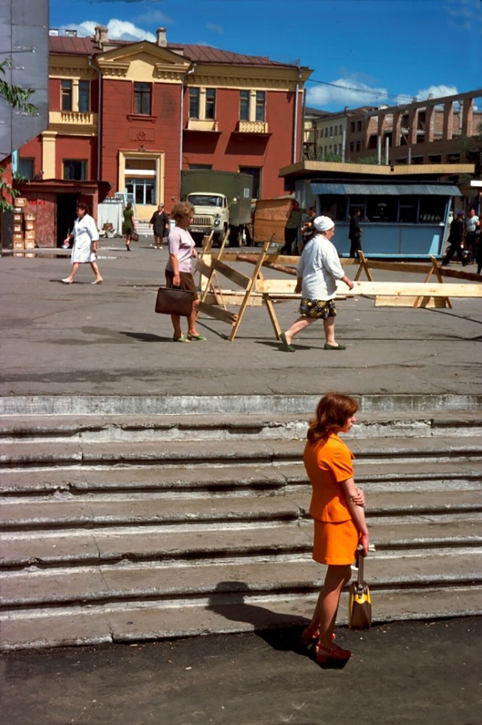 Ступеньки у перрона читинского вокзала, 1976 год