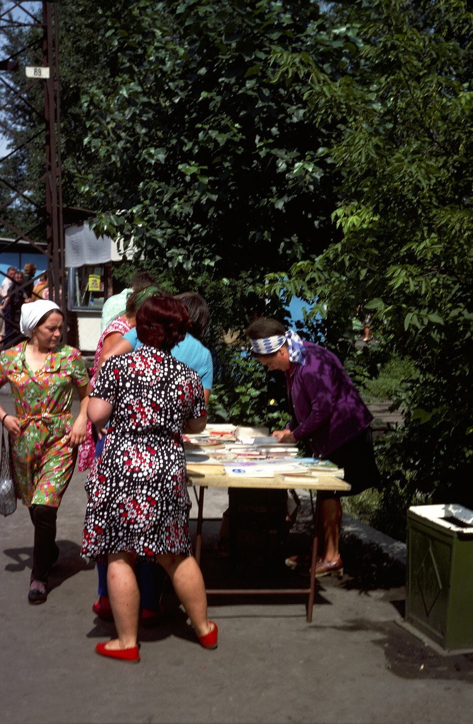 Женщины у вокзала города Зима. Иркутская область, 1976 год