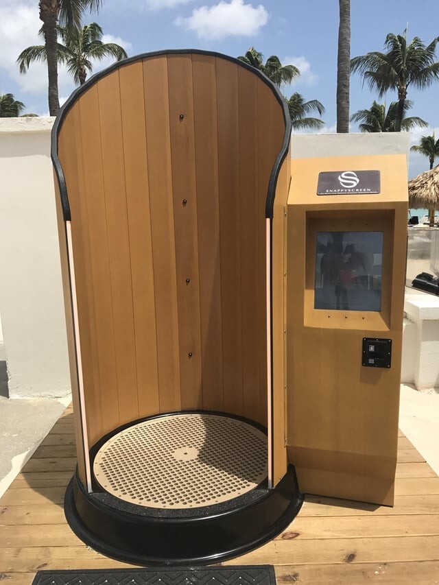 44. На Арубе есть автомат, который наносит солнцезащитный крем. Он вращается вокруг вас и равномерно распыляет средство на тело