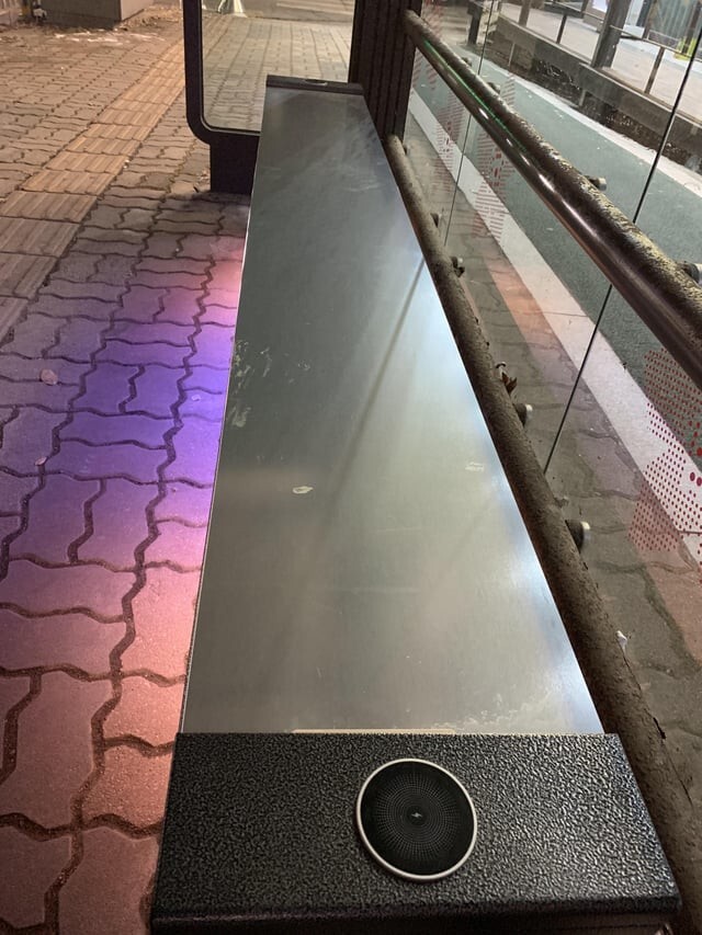 50. Скамейка с подогревом и беспроводной зарядкой для телефона на автобусной остановке в Южной Корее