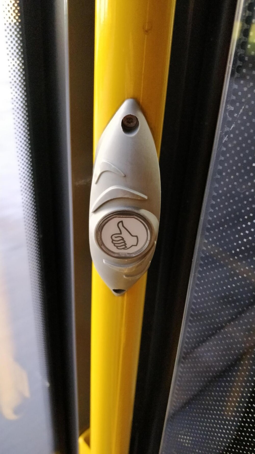 28. В Финляндии в автобусах есть кнопки для того, чтобы поблагодарить водителя