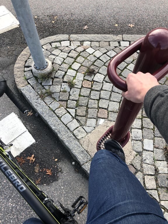 45. Стойка для велосипедистов в Швеции, за которую они могут держаться в ожидании сигнала светофора