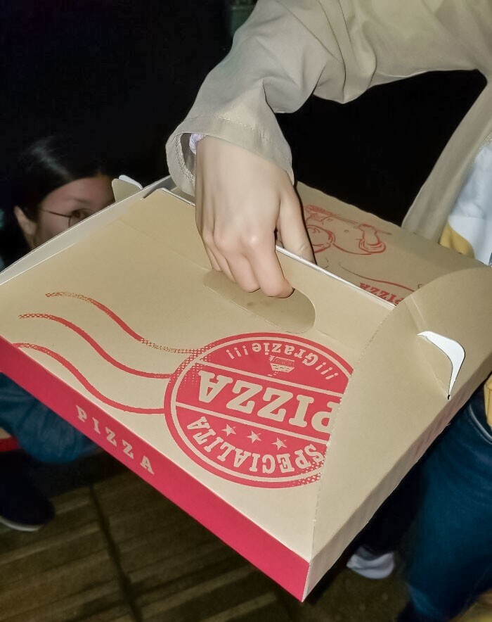 38. Японцы упаковывают пиццу в коробку с удобной ручкой