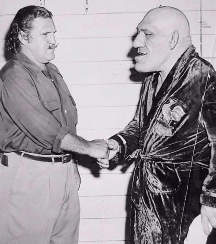 Уильям Стейг, создатель Шрека, с профессиональным рестлером Морисом Тилле, который был источником персонажа. 1940-е года