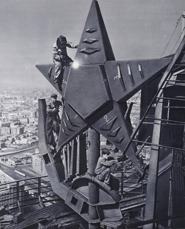 Монтаж звезды на шпиле высотного здания на Котельнической набережной. Москва, 1951 год