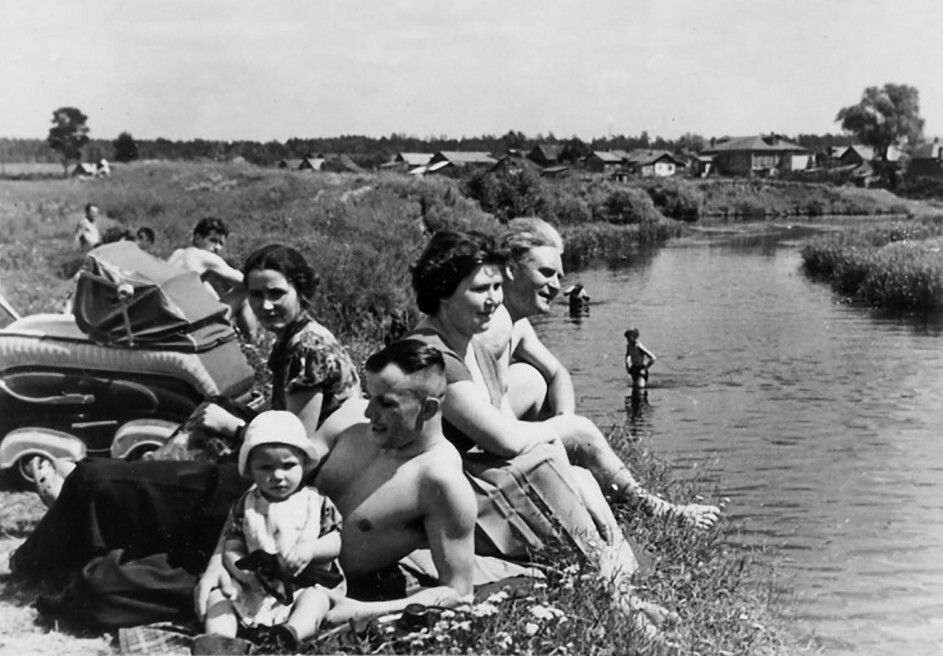 Юрий Гагарин с семьей на реке Клязьма в Пушкино Московской области, июнь 1960 год