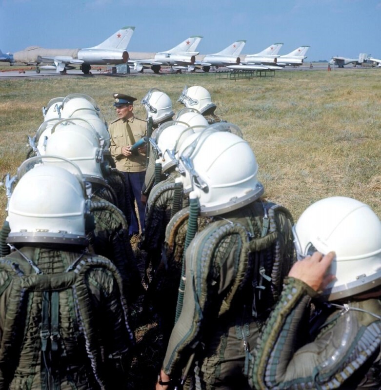 Летчик первого класса, майор Юрий Козлов проводит инструктаж с молодыми пилотами перед высотным полетом, 1970 год