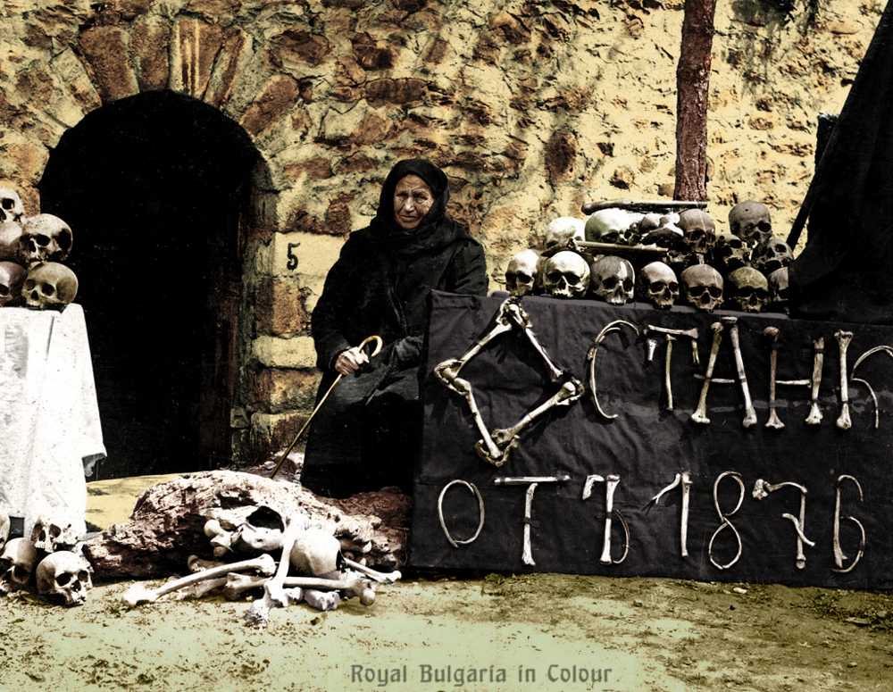 Выжившая после резни в Батаке на руинах деревни, Болгария, 1927 год