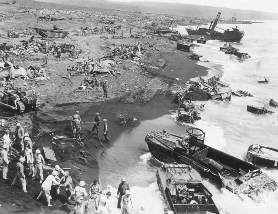 Выгрузка морской пехотой США снаряжения на острове Иводзима. Вторая мировая, февраль 1945 год