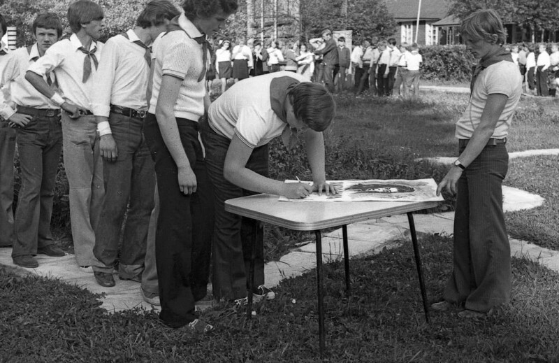 Первый отряд подписывает письмо протеста к американскому президенту. Фото Павел Сухарев, август 1976 года, Московская обл., дер. Бутынь.