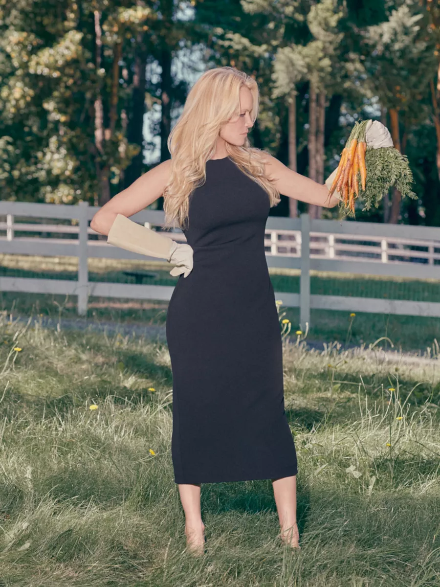 56-летняя Памела Андерсон снялась для канадского модного бренда, примерив на себя образ деловой огородницы