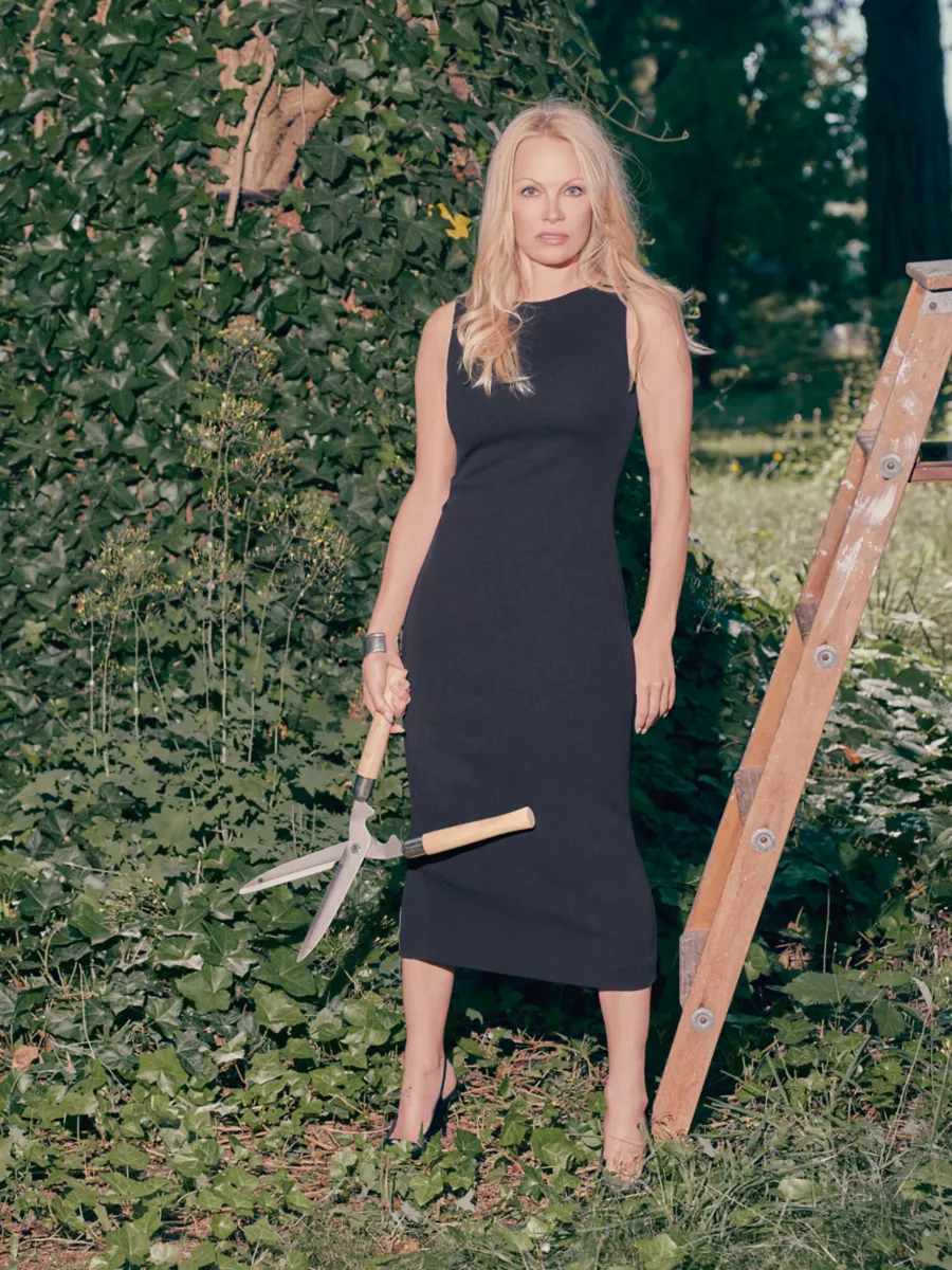 56-летняя Памела Андерсон снялась для канадского модного бренда, примерив на себя образ деловой огородницы