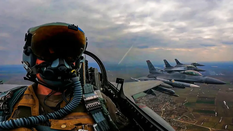 «Такого пилота просто бросают в огонь»: американский летчик оценил украинский подход к обучению на F-16
