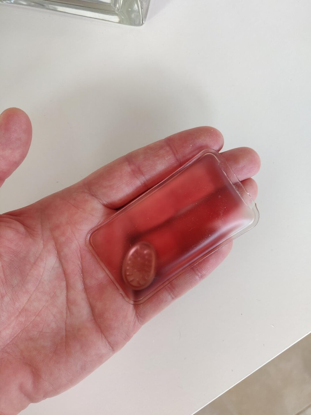 5. Маленький пластиковый мешочек с красным гелем и металлическим диском внутри
