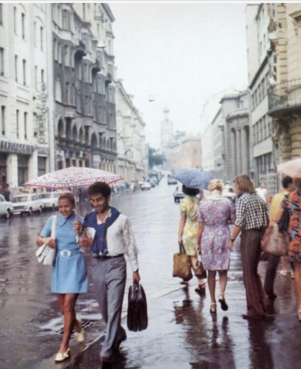 Летний дождь. Ул. Петровка, Москва, 1970-е