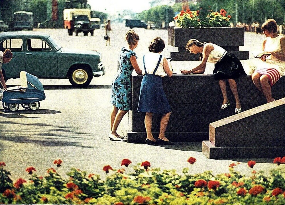 Девушки на площади Ленина в Рязани. СССР. 1960-е.