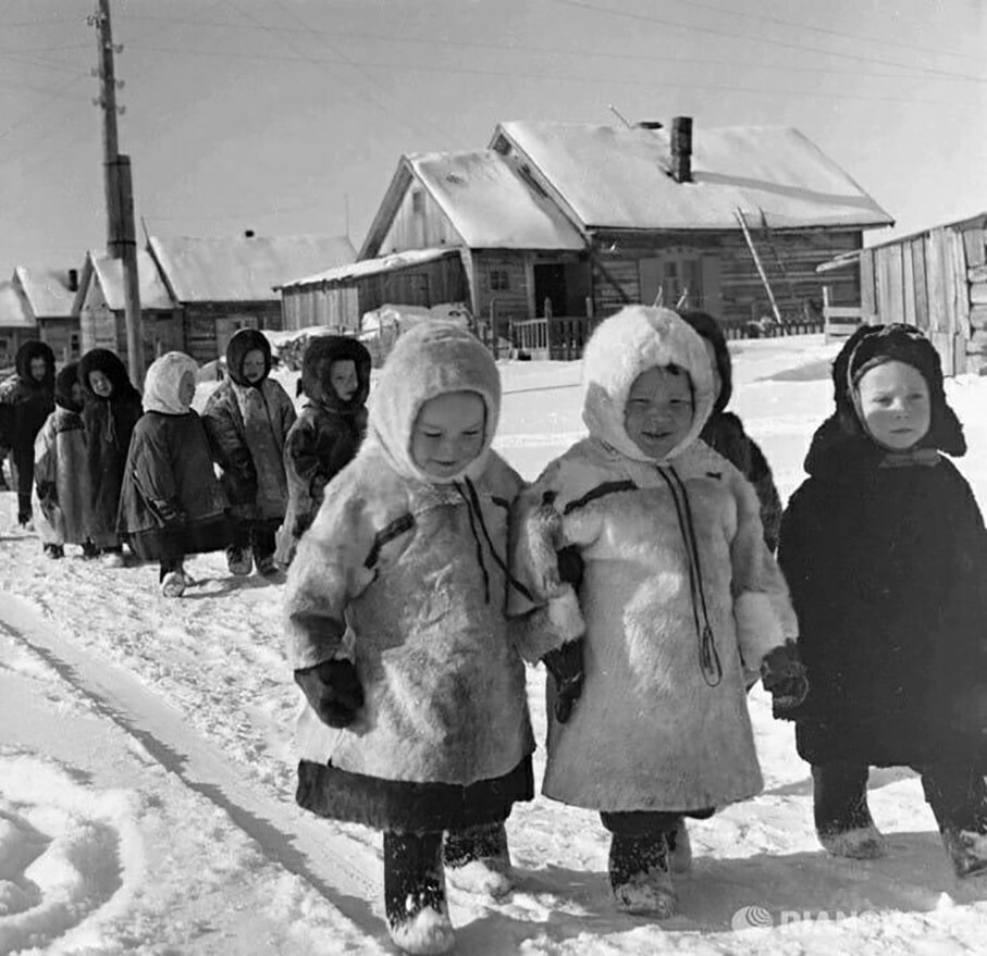 Детский сад на прогулке. Архангельск 1968 год