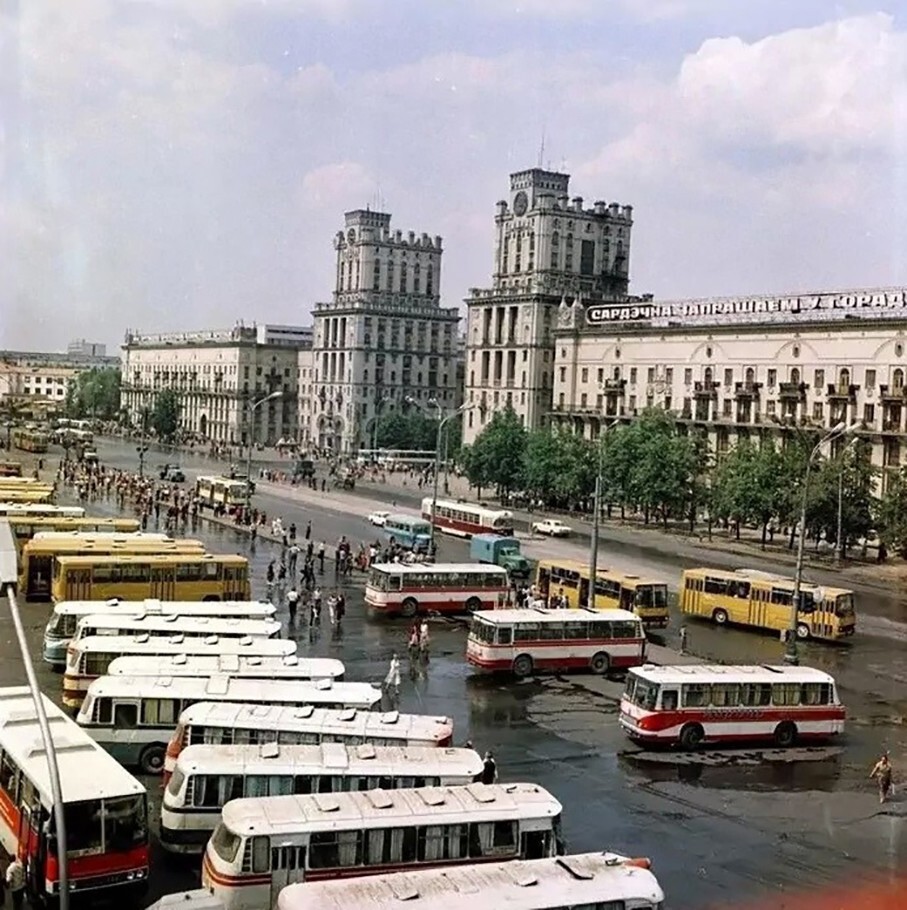 Автобусы на площади Жезнодорожной Станции в Минске, 1983 год
