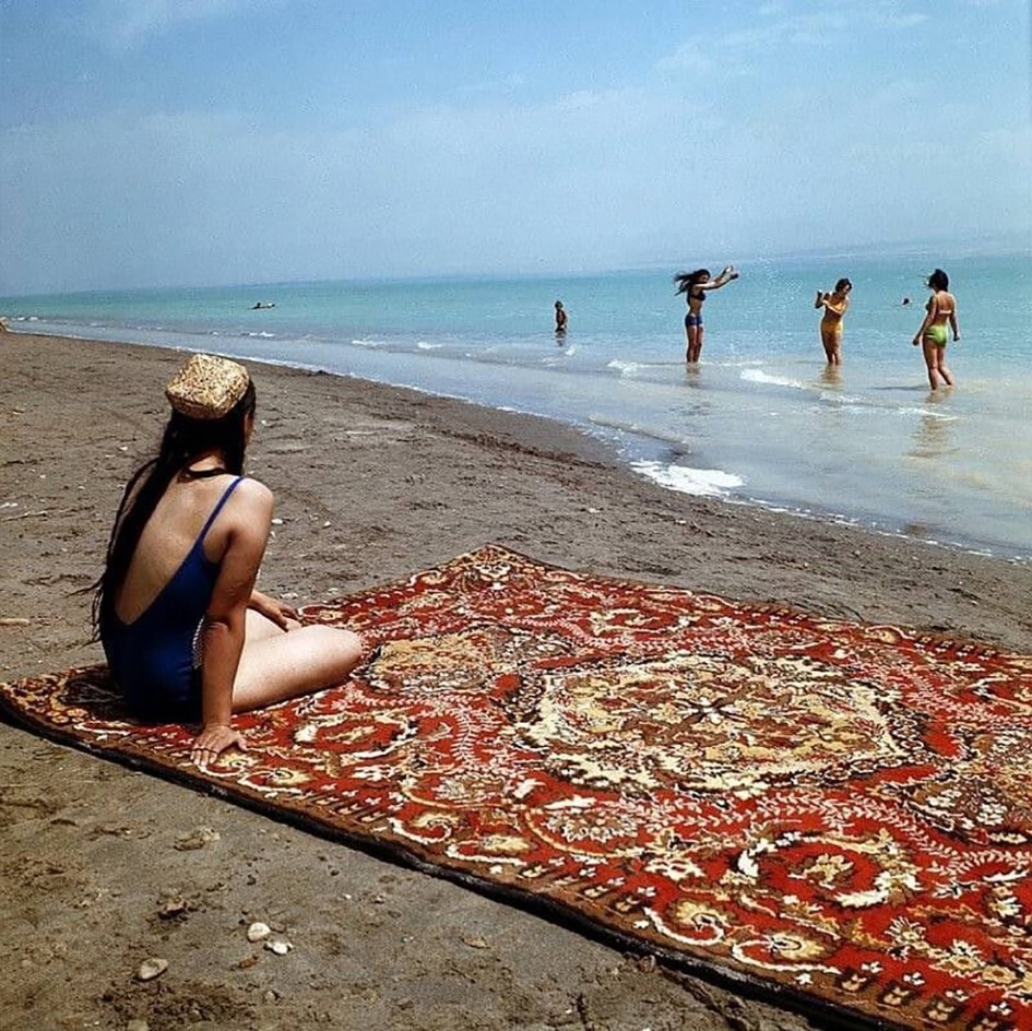 Отдыхающие на пляже Таджикского моря (Кайраккумское водохранилище). 1975 год