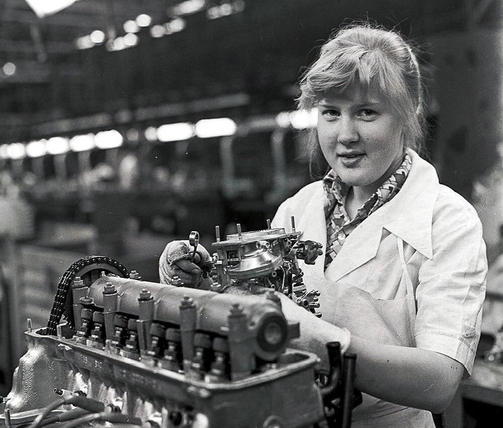 Советская девушка на заводе собираем двигатель Жигулей