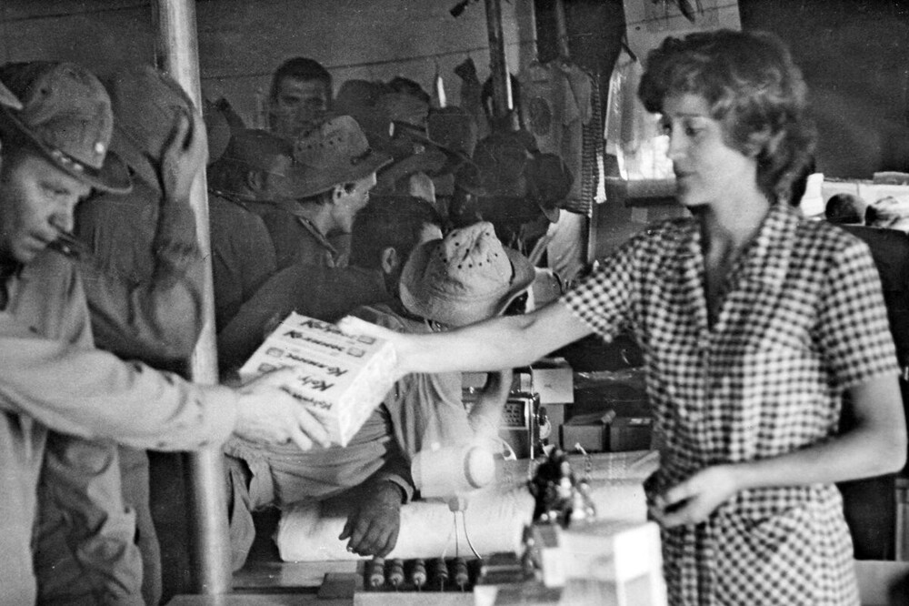 Лучший продавец военторга по итогам социалистического соревнования Зинаида Анисимова предлагает товар покупателям. Афганистан, 1980 год