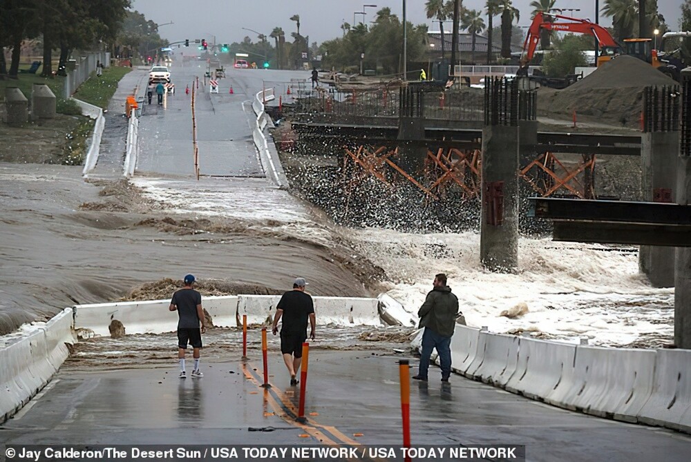 Ла-Куинта, Калифорния: в результате наводнения образовались новые водные пути с сильным течением: река Уайтуотер течет прямо через шоссе