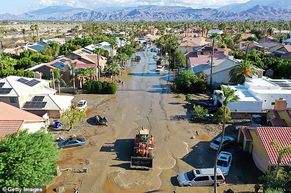Кафедрал-Сити, Калифорния: машина технического обслуживания, расчищающая путь через затопленную улицу