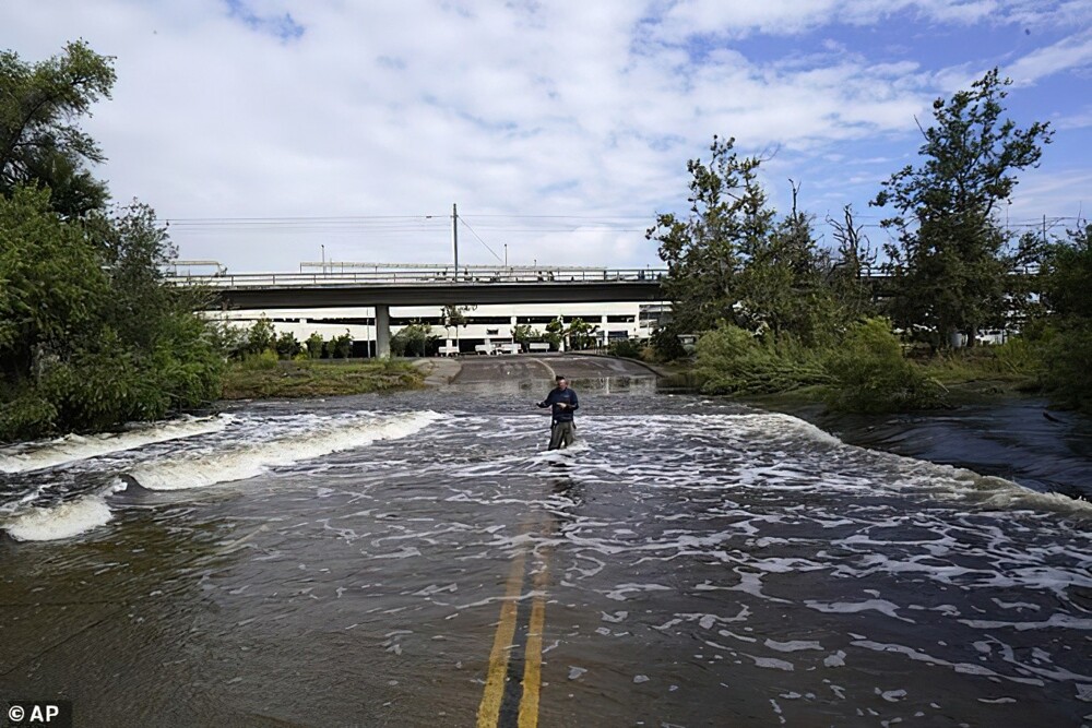 Сан-Диего, Калифорния: тележурналист на затопленной дороге 